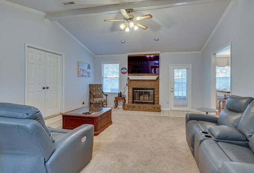 Lovely Decatur Home W/ Yard ~ 6 Mi To Town!