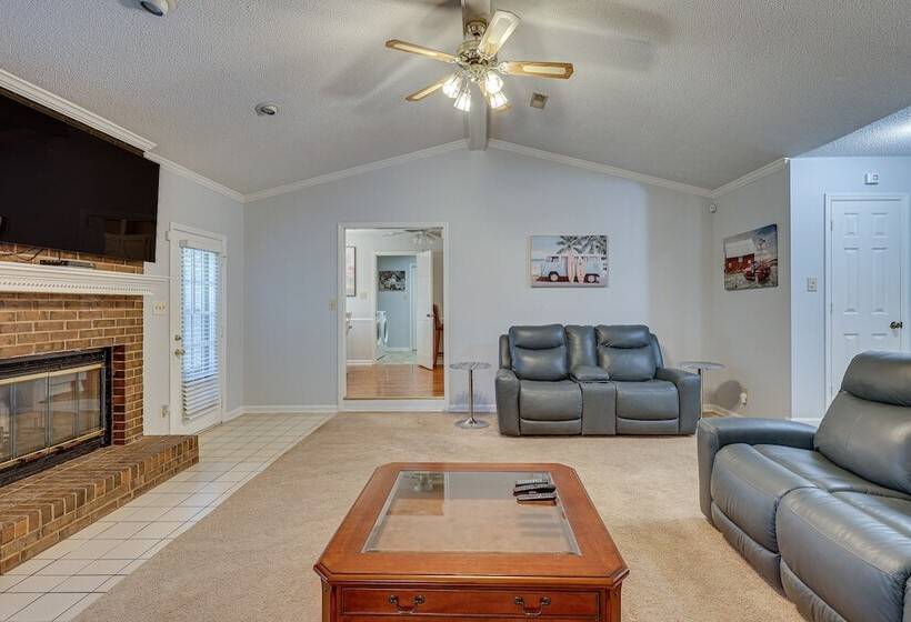 Lovely Decatur Home W/ Yard ~ 6 Mi To Town!