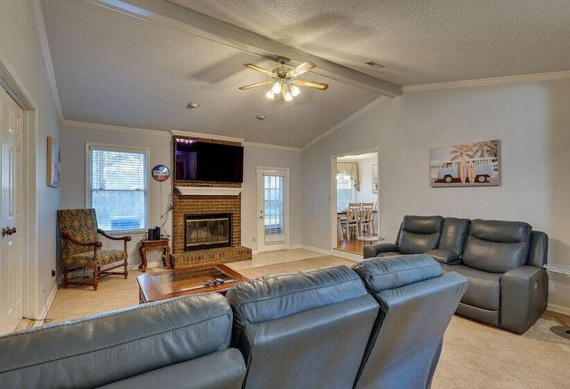 Lovely Decatur Home W/ Yard ~ 6 Mi To Town!