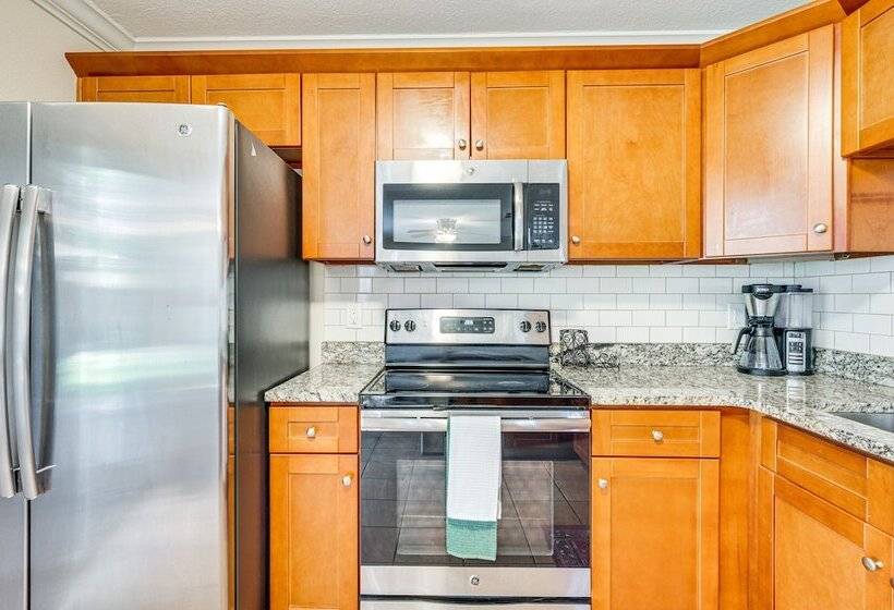 4 Mi To Busch Gardens: Lovely Tampa Home!