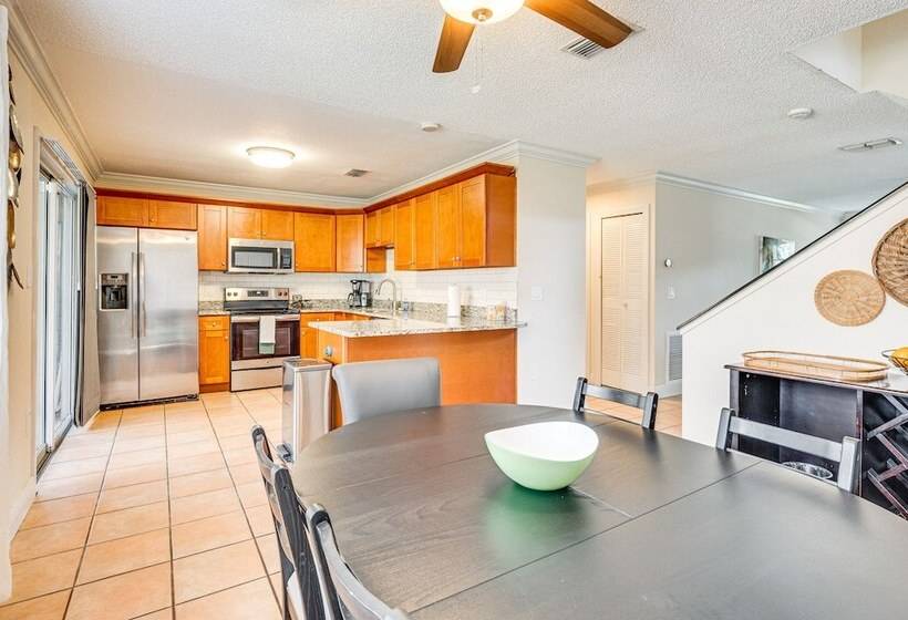 4 Mi To Busch Gardens: Lovely Tampa Home!