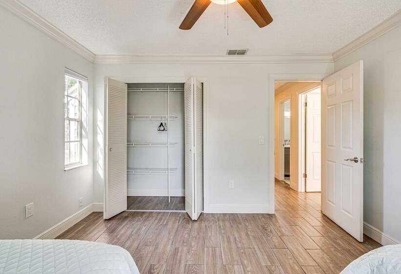 4 Mi To Busch Gardens: Lovely Tampa Home!