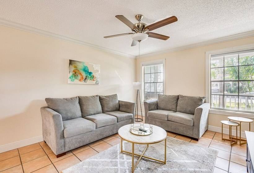 4 Mi To Busch Gardens: Lovely Tampa Home!