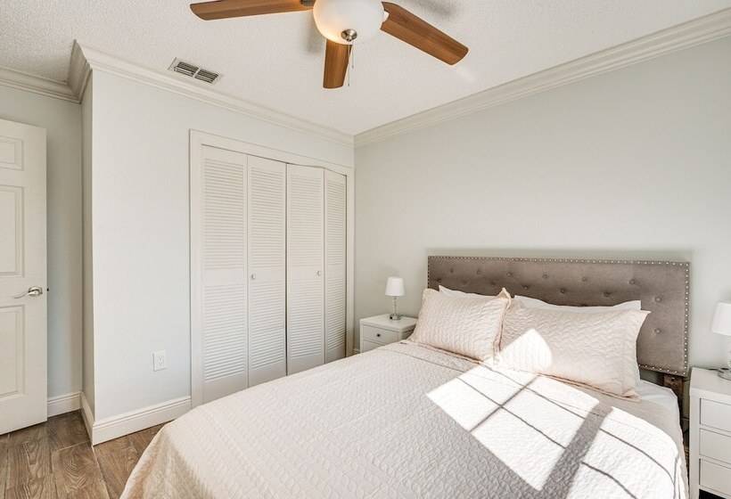 4 Mi To Busch Gardens: Lovely Tampa Home!