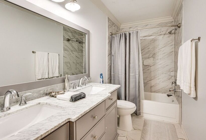 4 Mi To Busch Gardens: Lovely Tampa Home!