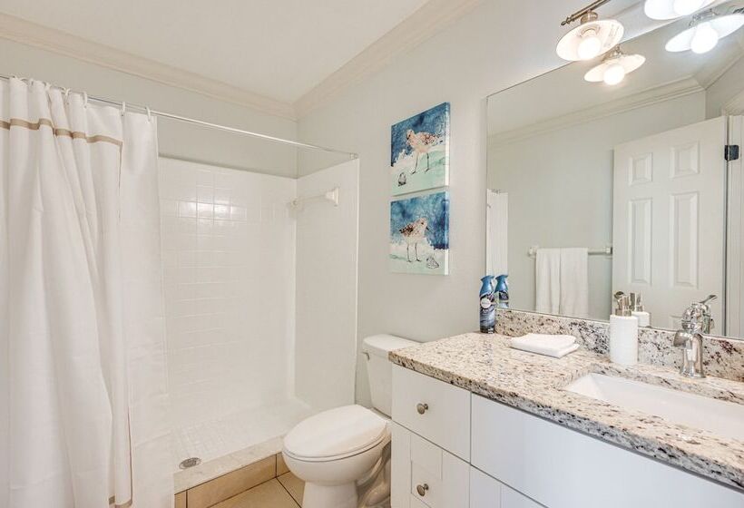 4 Mi To Busch Gardens: Lovely Tampa Home!