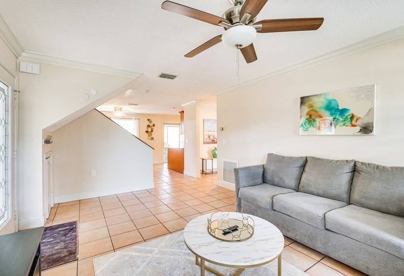 4 Mi To Busch Gardens: Lovely Tampa Home!