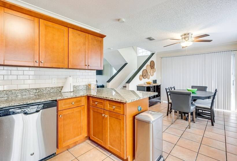 4 Mi To Busch Gardens: Lovely Tampa Home!