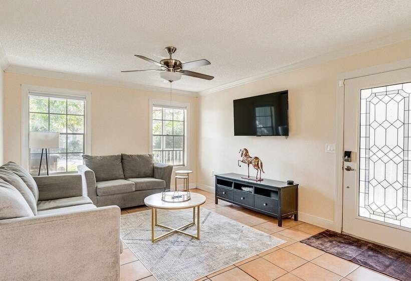 4 Mi To Busch Gardens: Lovely Tampa Home!
