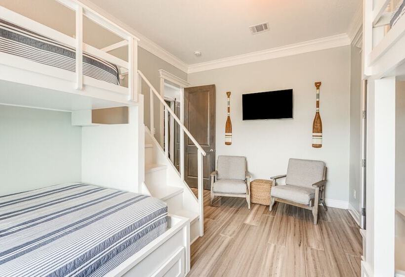 Footprints In The Sand    Luxe Freeport Home!