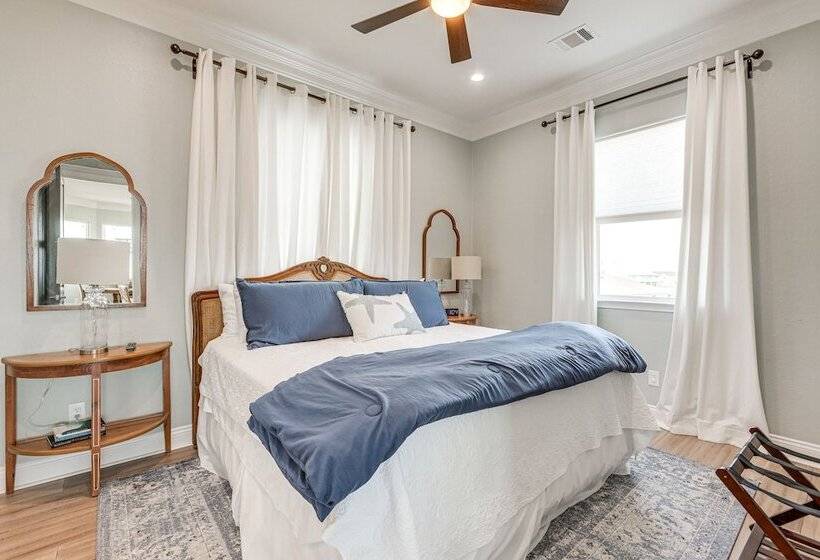 Footprints In The Sand    Luxe Freeport Home!