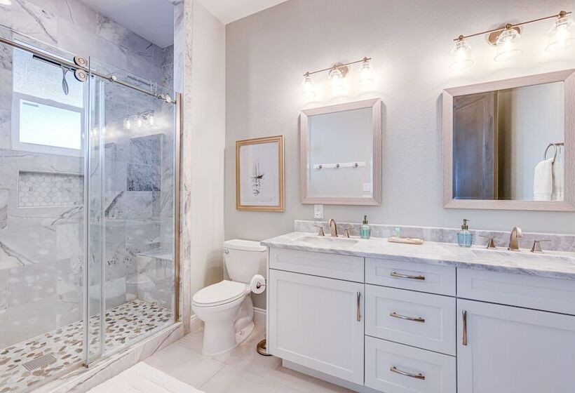 Footprints In The Sand    Luxe Freeport Home!