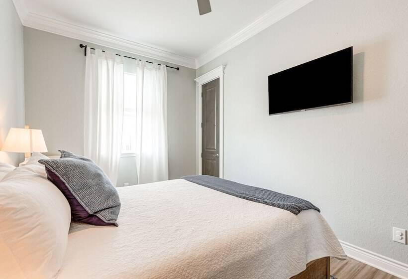 Footprints In The Sand    Luxe Freeport Home!