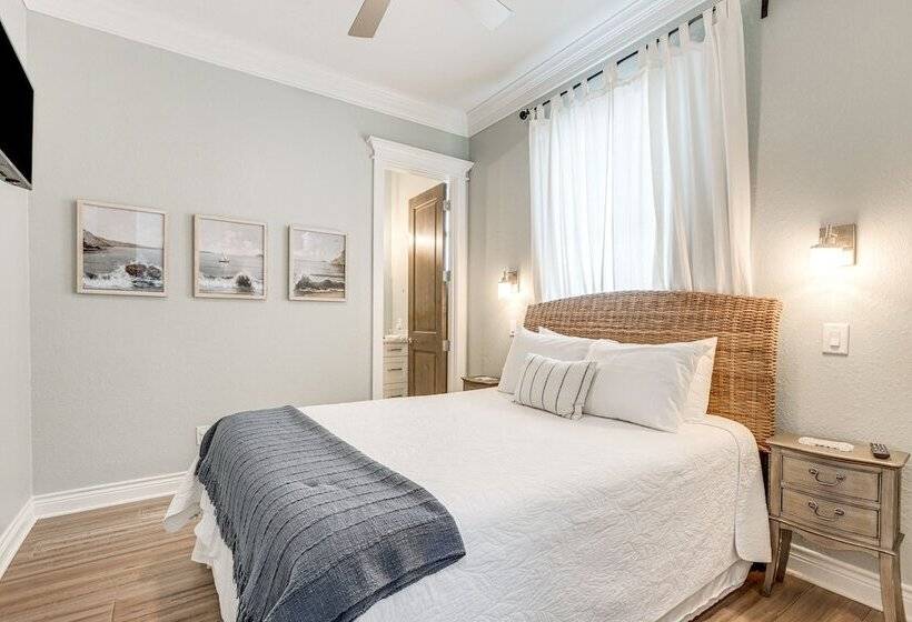 Footprints In The Sand    Luxe Freeport Home!