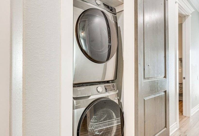 Footprints In The Sand    Luxe Freeport Home!