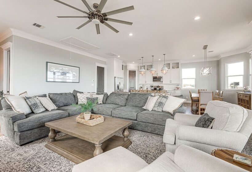 Footprints In The Sand    Luxe Freeport Home!