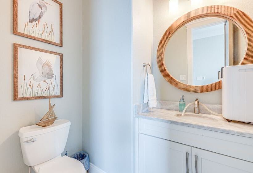 Footprints In The Sand    Luxe Freeport Home!