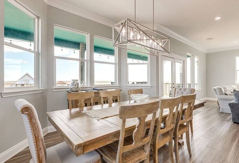 Footprints In The Sand    Luxe Freeport Home!