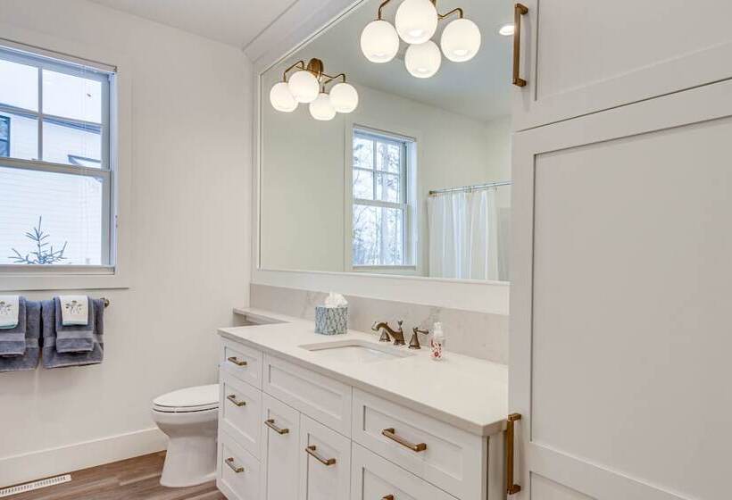 Luxury Serpent Lake Home W/ Gourmet Kitchen!