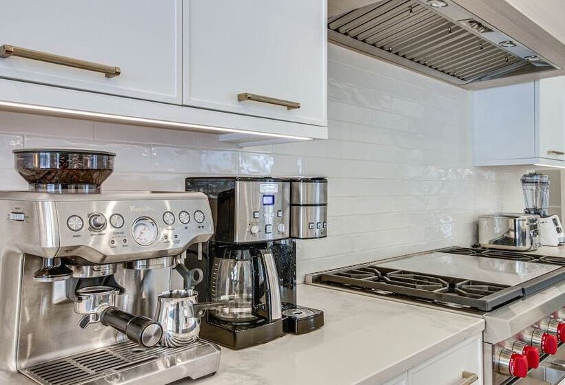 Luxury Serpent Lake Home W/ Gourmet Kitchen!