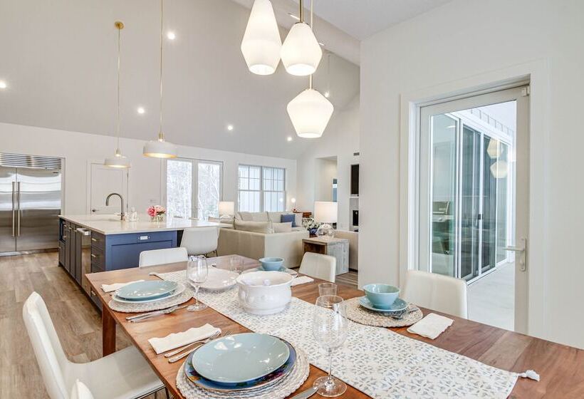 Luxury Serpent Lake Home W/ Gourmet Kitchen!