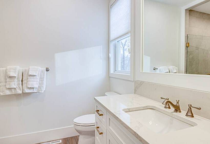 Luxury Serpent Lake Home W/ Gourmet Kitchen!