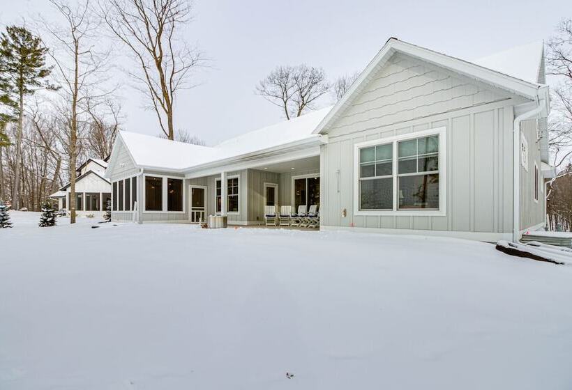 Luxury Serpent Lake Home W/ Gourmet Kitchen!