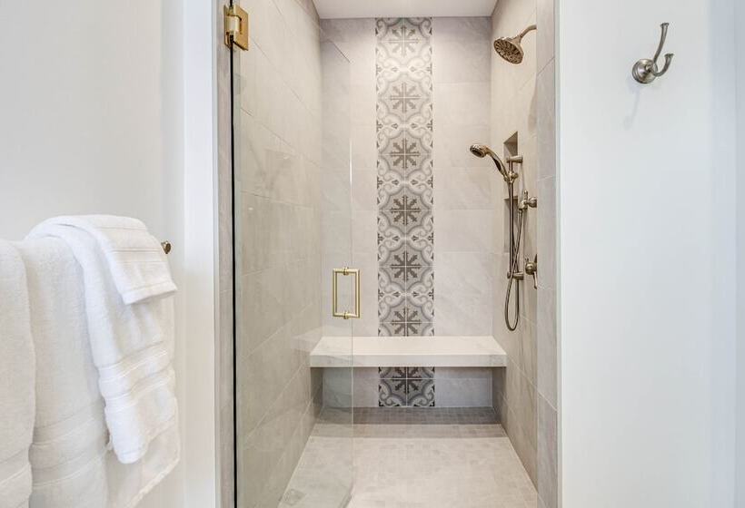 Luxury Serpent Lake Home W/ Gourmet Kitchen!