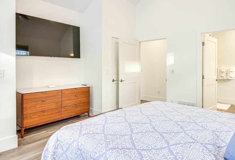 Luxury Serpent Lake Home W/ Gourmet Kitchen!