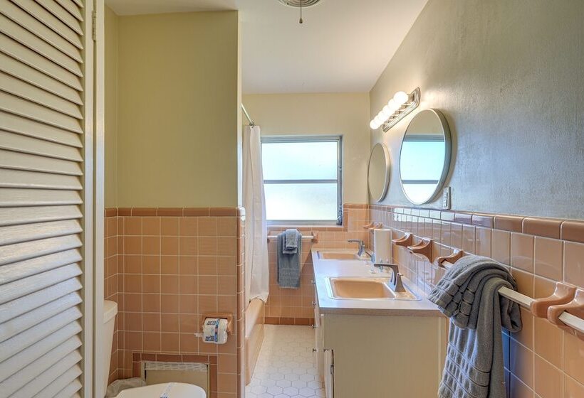 Mid Century Modern Lakeland Retreat W/ Smart Tv!