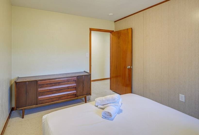 Mid Century Modern Lakeland Retreat W/ Smart Tv!