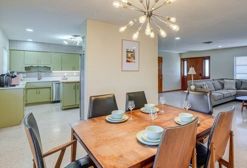 Mid Century Modern Lakeland Retreat W/ Smart Tv!