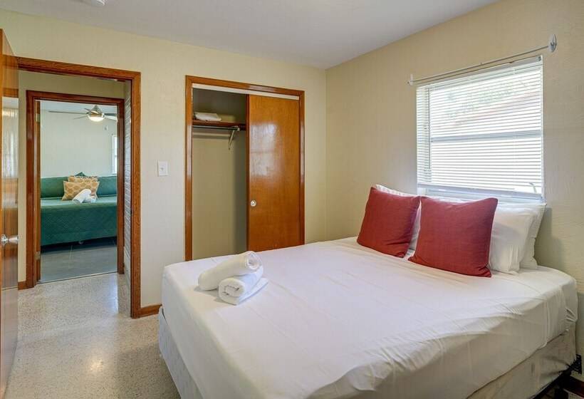 Mid Century Modern Lakeland Retreat W/ Smart Tv!