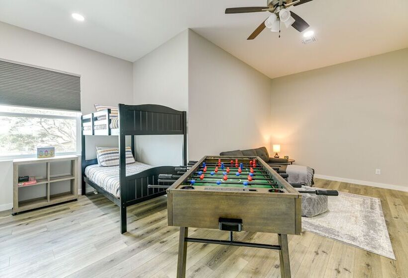 Modern Rockport Home: 6 Mi To Beach!