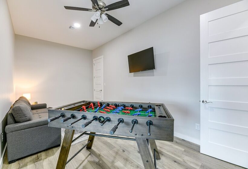 Modern Rockport Home: 6 Mi To Beach!