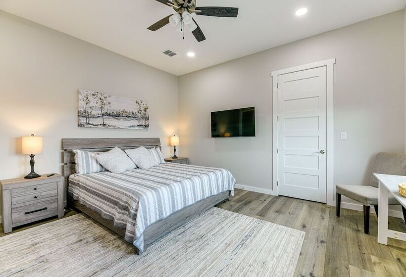 Modern Rockport Home: 6 Mi To Beach!