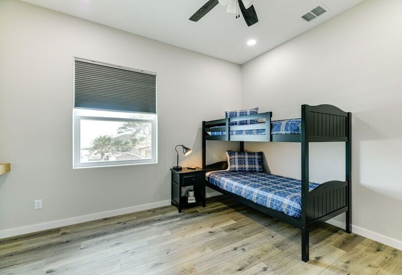 Modern Rockport Home: 6 Mi To Beach!