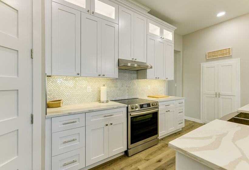 Modern Rockport Home: 6 Mi To Beach!