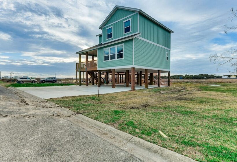 Modern Rockport Home: 6 Mi To Beach!