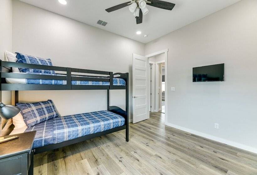 Modern Rockport Home: 6 Mi To Beach!