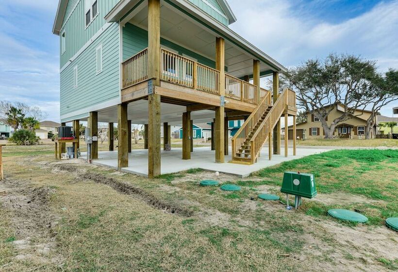 Modern Rockport Home: 6 Mi To Beach!
