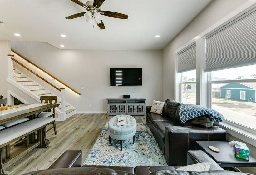 Modern Rockport Home: 6 Mi To Beach!