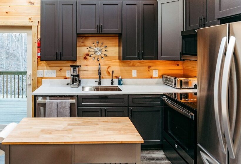 Modern Salineville Cabin On 13 Acres W/ Fire Pit!