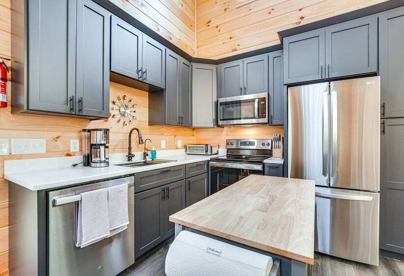 Modern Salineville Cabin On 13 Acres W/ Fire Pit!