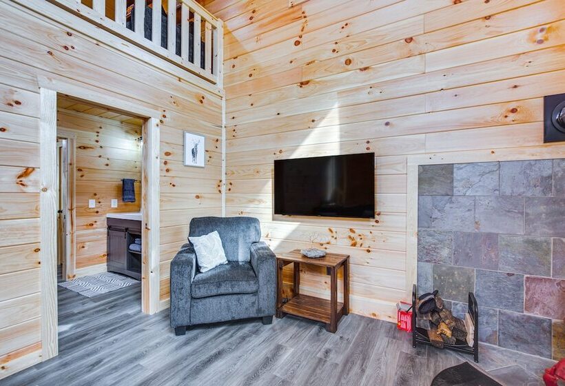 Modern Salineville Cabin On 13 Acres W/ Fire Pit!