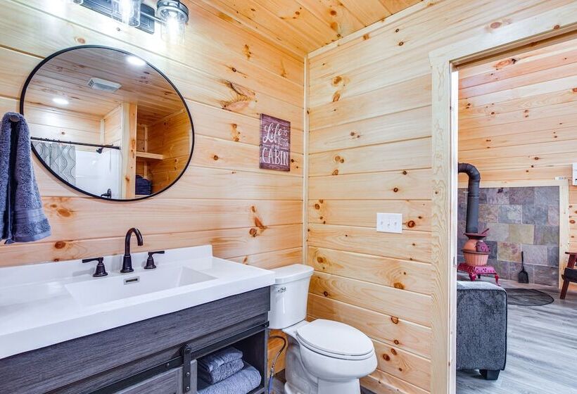 Modern Salineville Cabin On 13 Acres W/ Fire Pit!