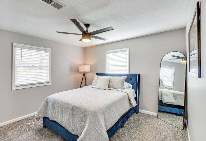 Modern & Stylish Olathe Home In Prime Location