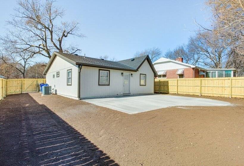 Modern & Stylish Olathe Home In Prime Location