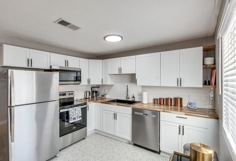 Modern & Stylish Olathe Home In Prime Location