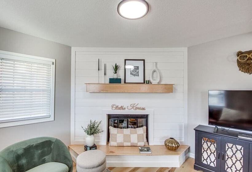 Modern & Stylish Olathe Home In Prime Location